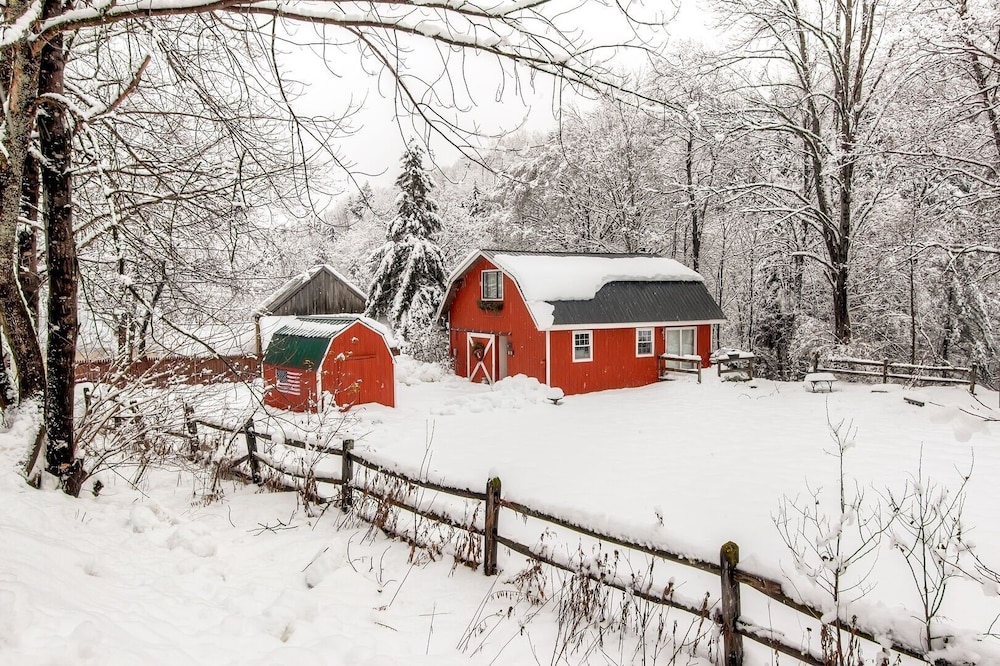Hakuna Matata - 10 Minutes To Killington Lifts 3 Bedroom Home by RedAwning view 3