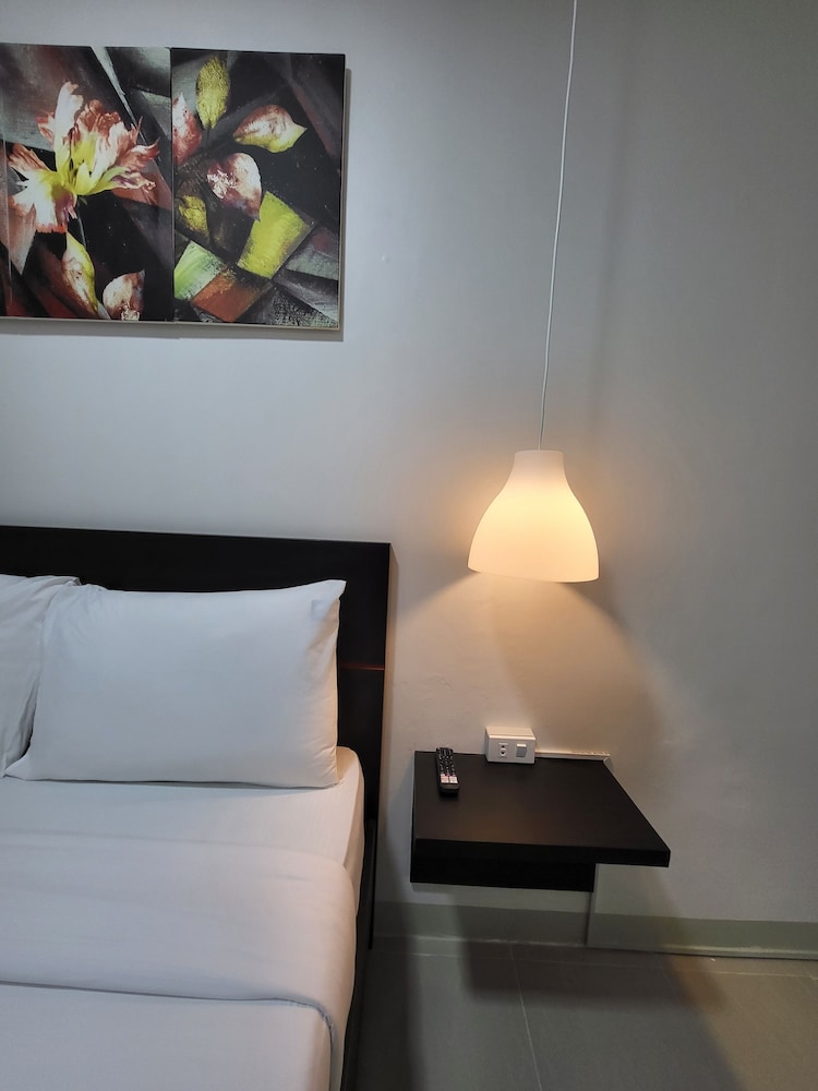 Rooms R Us - Evangelista view 3
