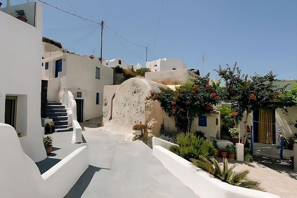 Arvanitis Cave Village photo 1