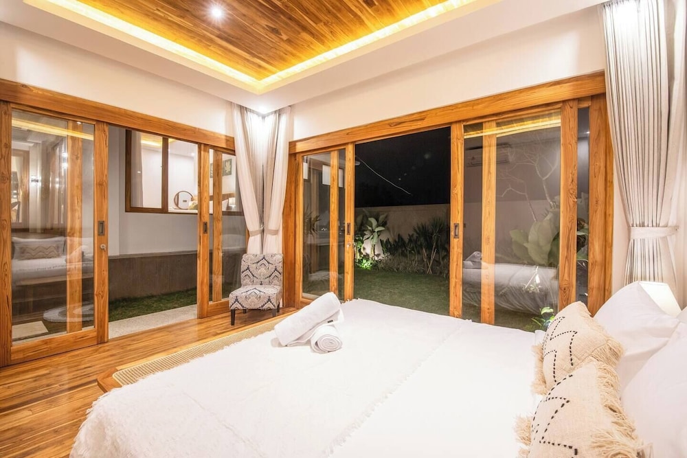 Luxurious 6 BR With Sea View, 5 Mins to Savaya
