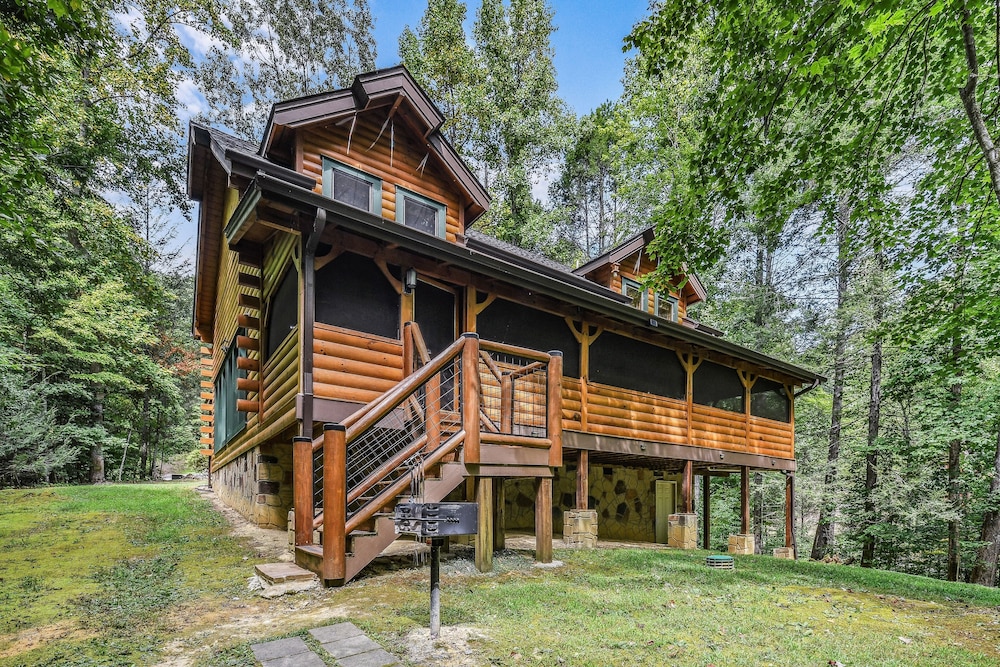 A Mountain Spirit 3 Bedroom Cabin by RedAwning
