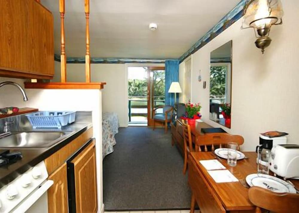 Green Harbor Waterfront Lodging - Property Image 1