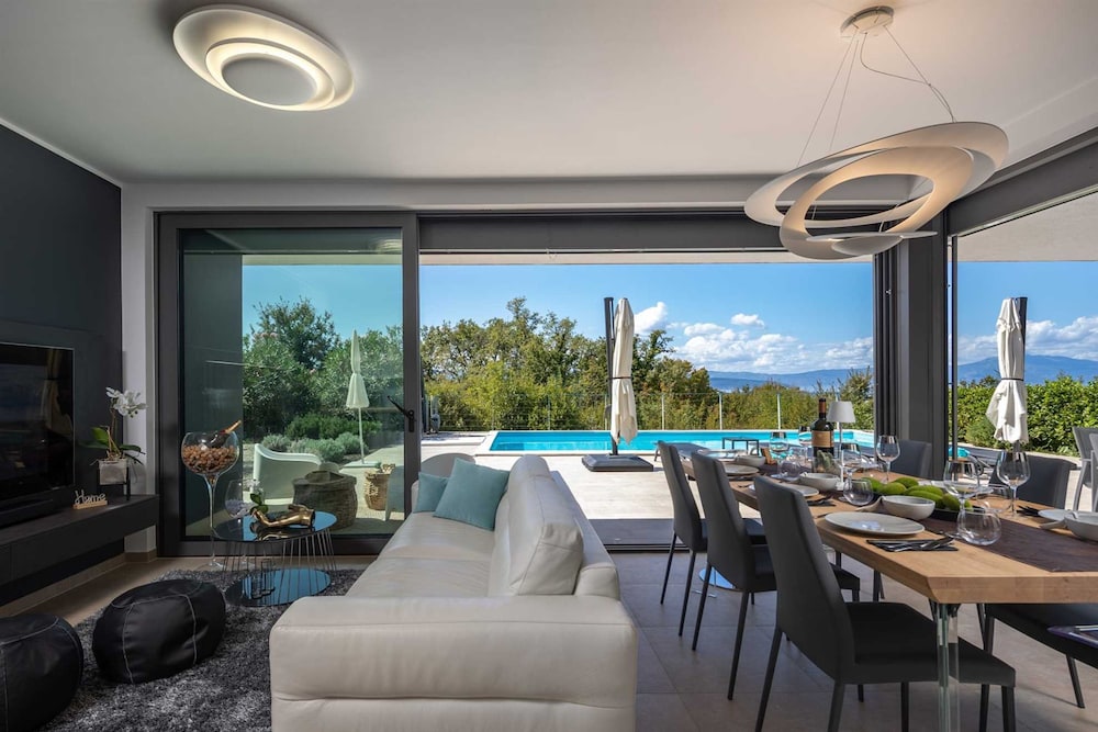Villa Luxor With Heated Pool
