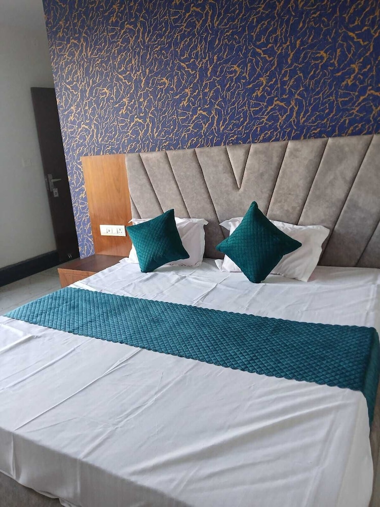 Aarav Hotel