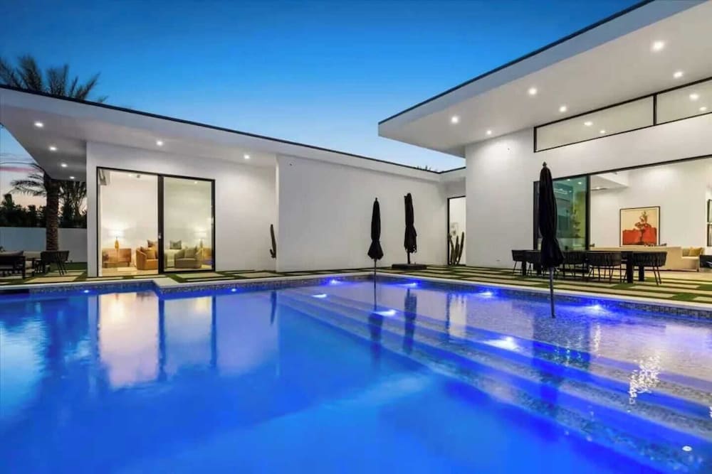 Sleeps 20 7-bedroom Villa w/ Pool, Putting Green & Hot Tub Bravo Villa #11 by Avantstay