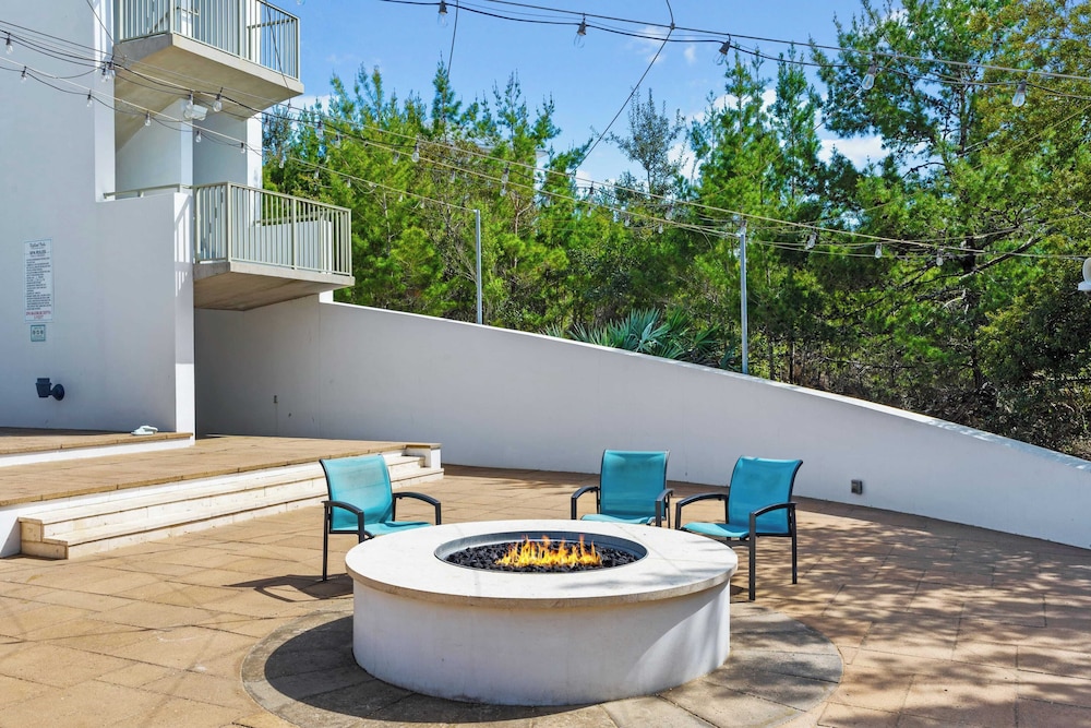 Back to the Beach by Avantstay with Pool Access