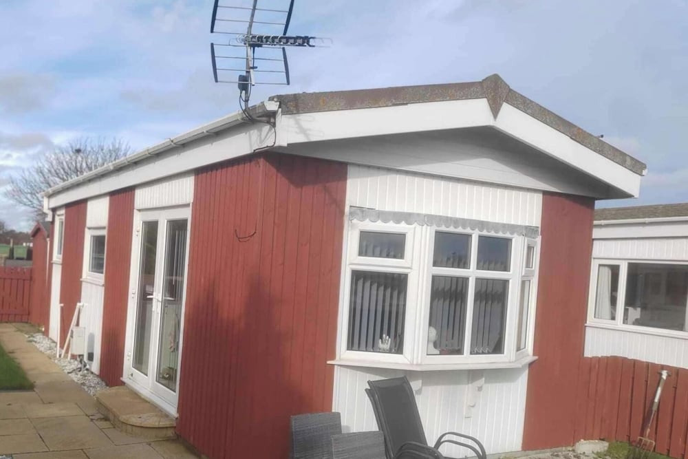 1br-garden-parking-pets-10 Mins to Beach