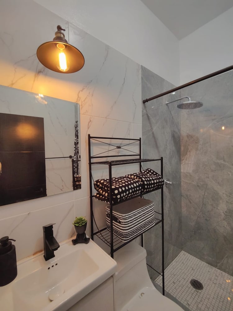 Beautiful 3bed 2bath new Home With Pool in Town