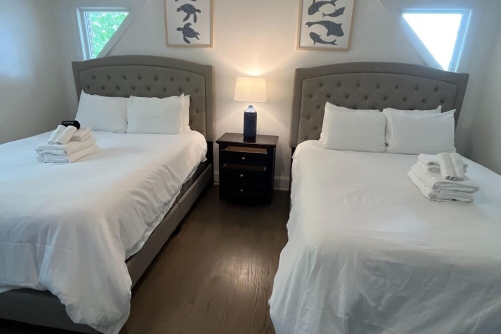 Lucky s Lake House by Avantstay Private Lake Bar
