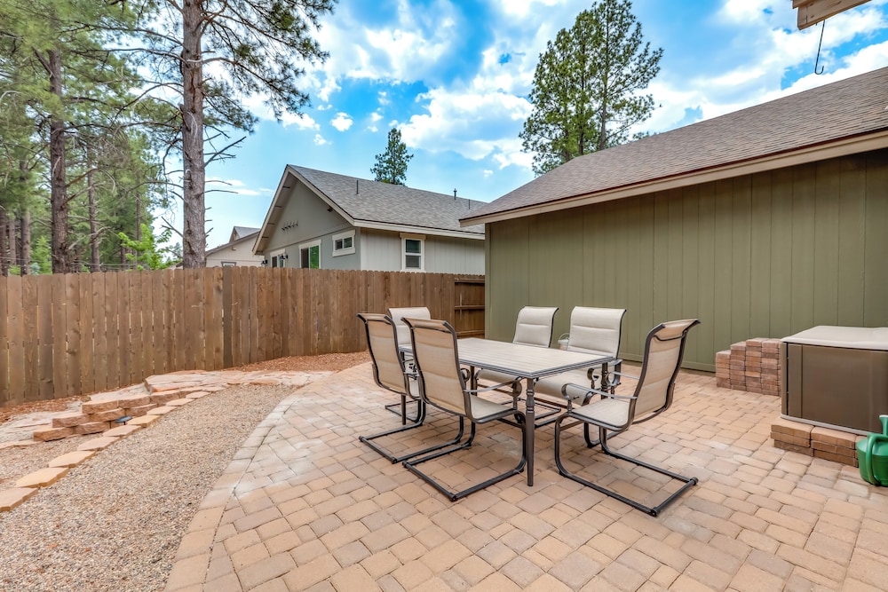 Walk to Flagstaff Urban Trails System: Cozy Home