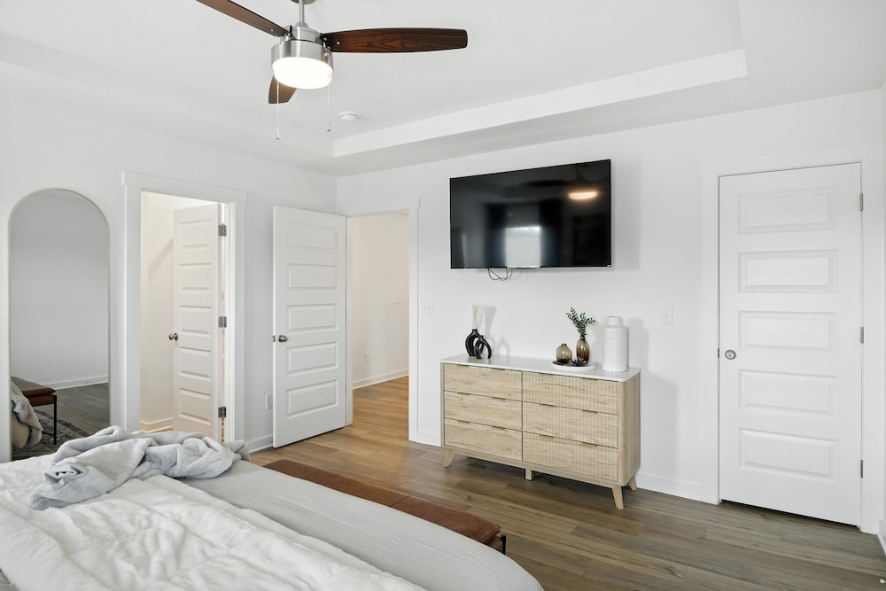 New modern Townhouse, 3BR, 2.5B, near Mid City