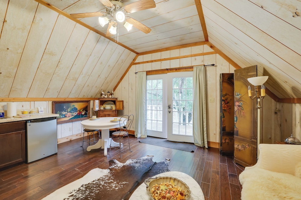 Chic 'tree House' Studio ~ 24 Mi to Bandera!