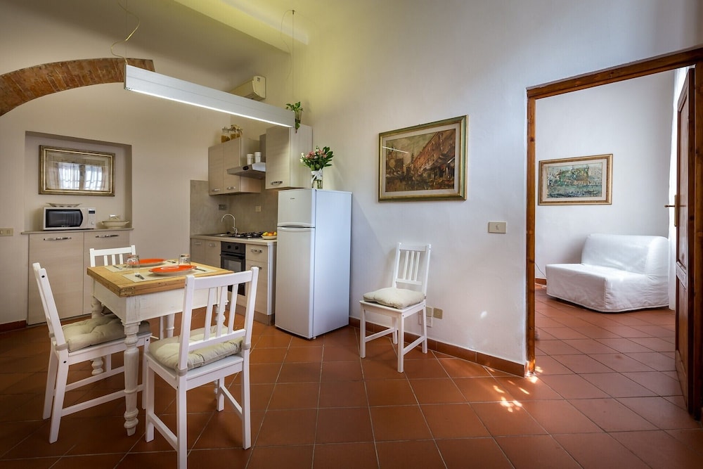 Classic Tuscany Apartment A by Mmega