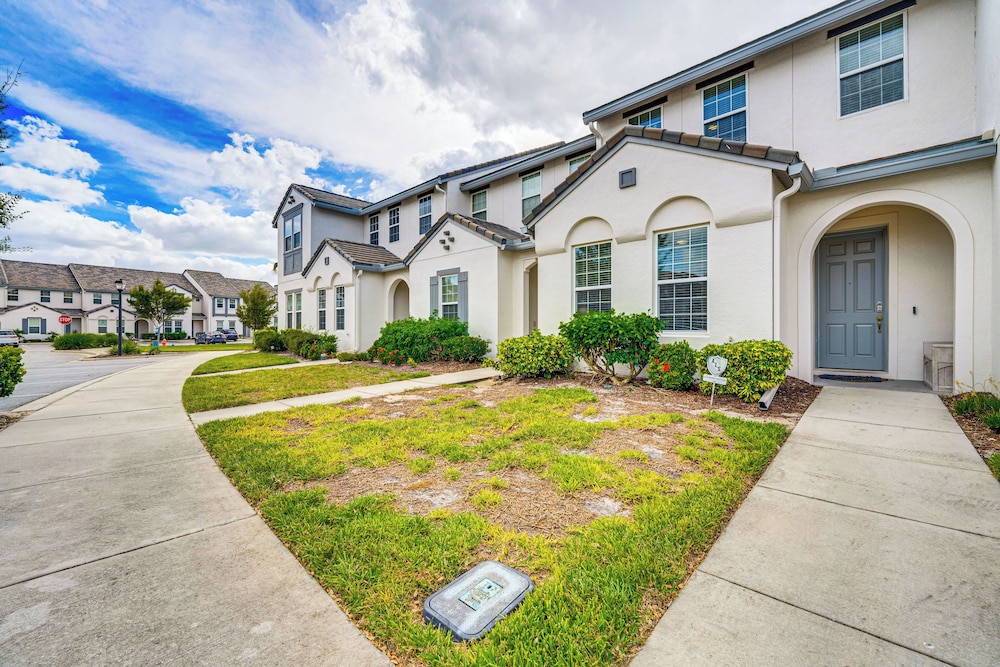 Townhome w/ Lanai & Private Pool: 14 Mi to Disney!