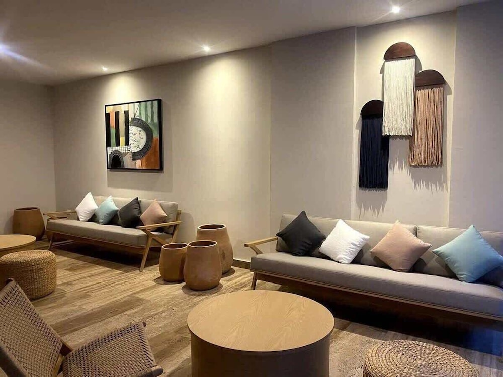 2 BR Amazing Pool Top Amenities Wifi 2FL Gym