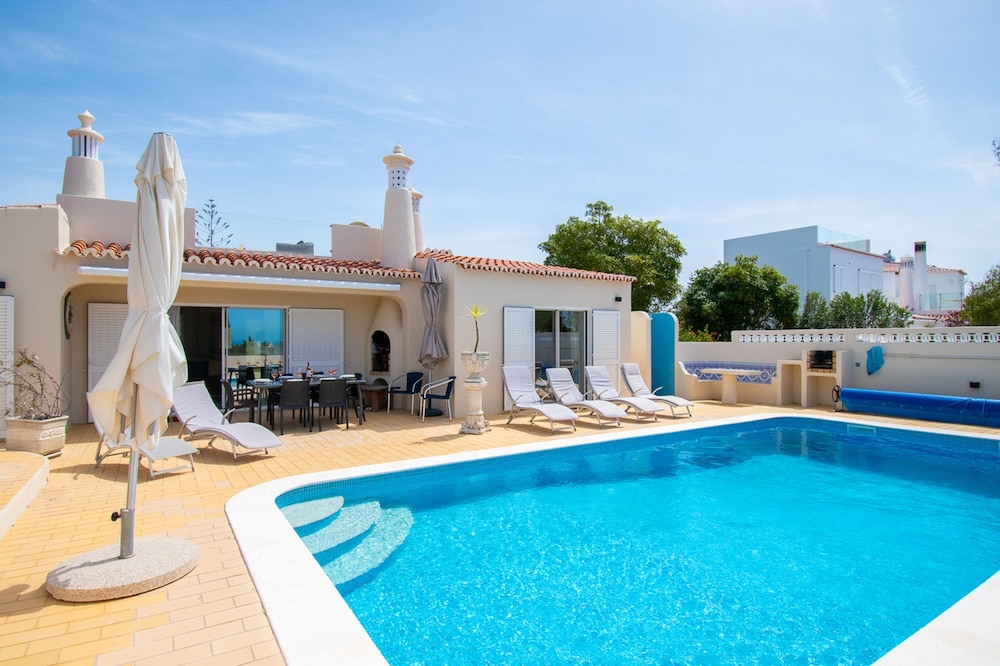 67 adm 3 Bedroom Villa Walking Distance to Carvo