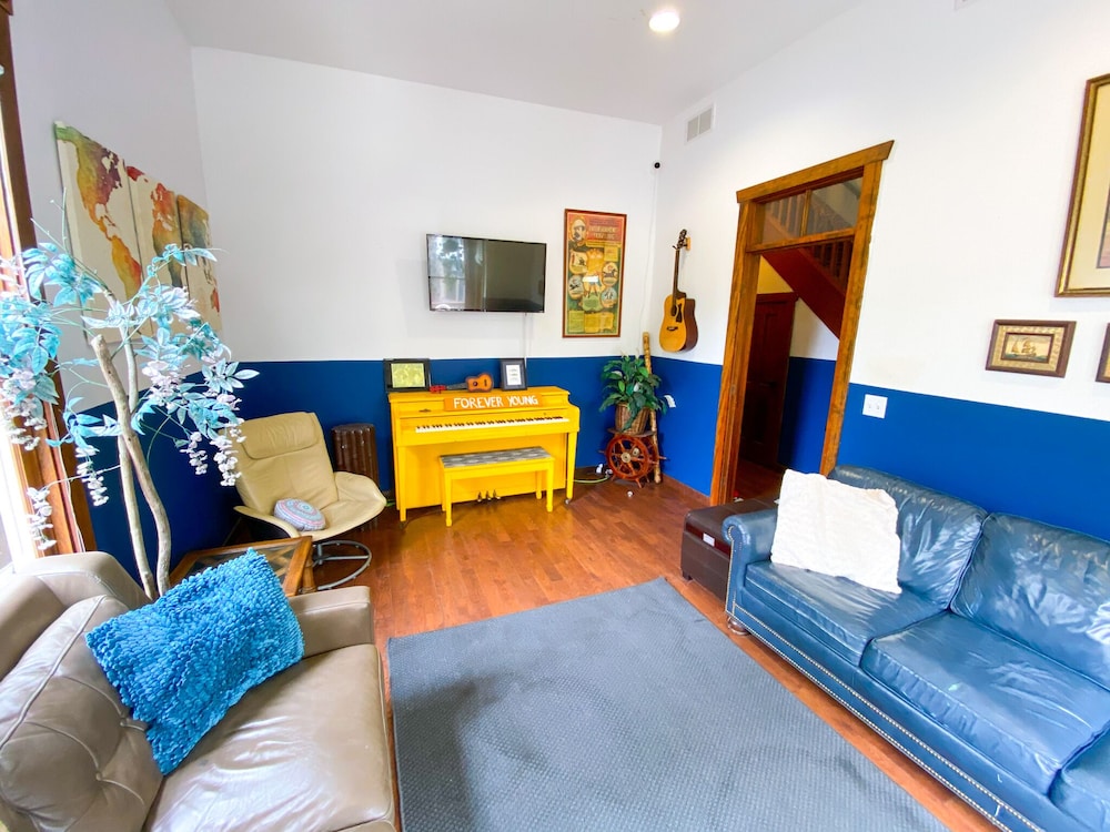 International Travelers House Hostel \- Downtown San Diego Little Italy.