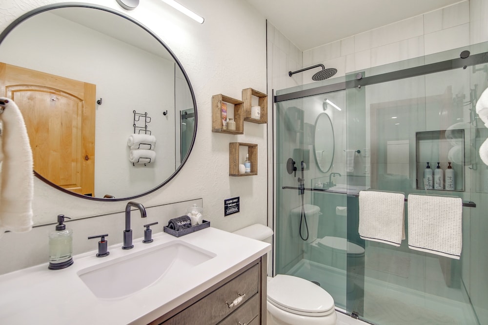 Hot Tub, Game Room! 3-story Brian Head Home