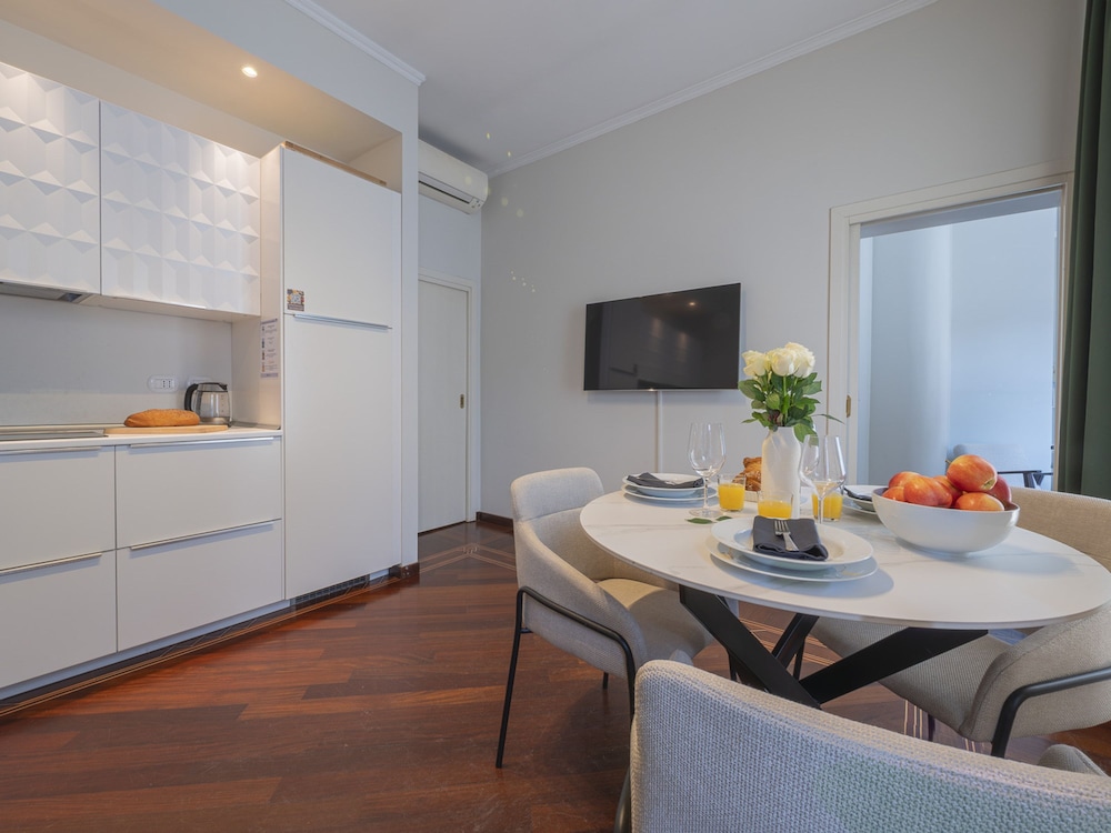 Corso Venezia - Elegant 1 BR apt With Shared Rooftop Terrace in the Heart of Milan