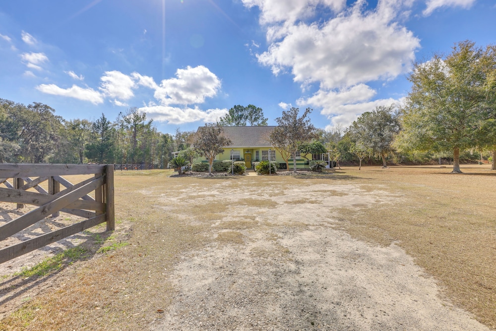 Nature Coast Farmhouse w/ Screened-in Porch!