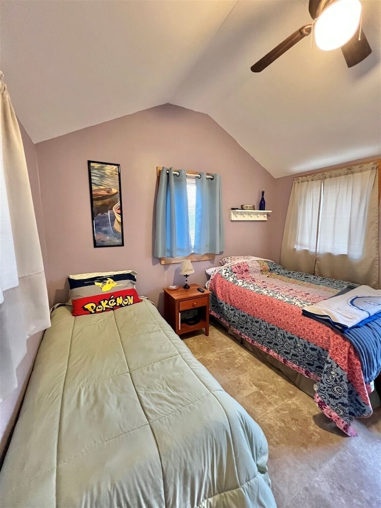 Mary's Lakeview - Limit 10 4 Bedroom Home by RedAwning view 4