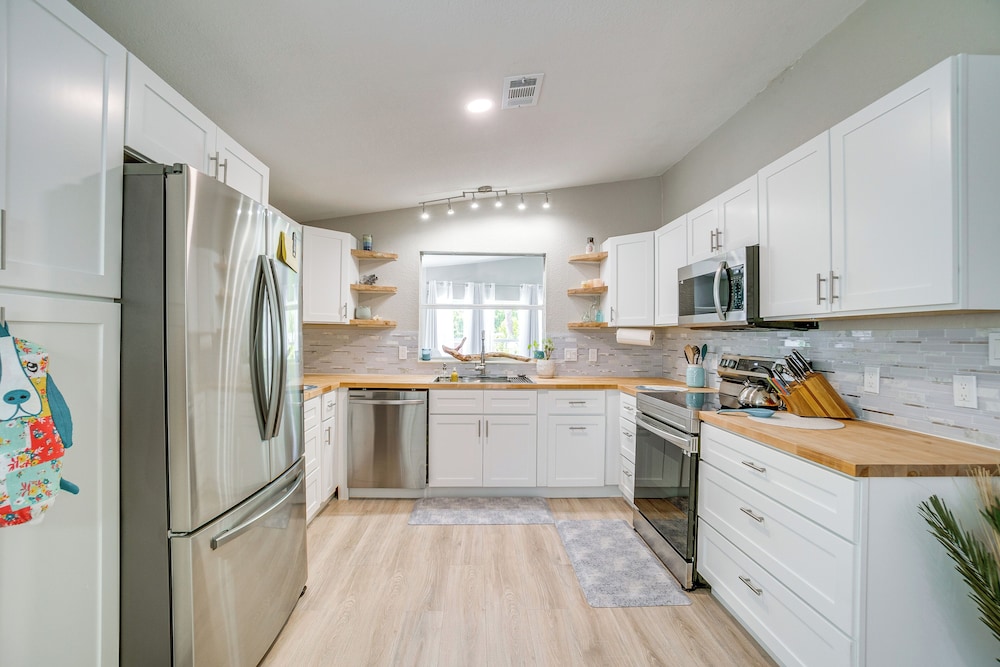 Tee Off & Soak Up Sun! Airy Englewood Gem w/ Yard