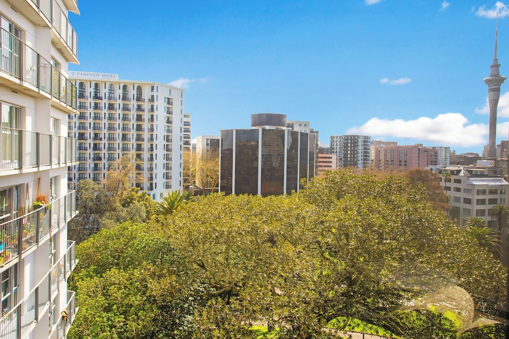 City Skyline Apartment near Myers Park view 4