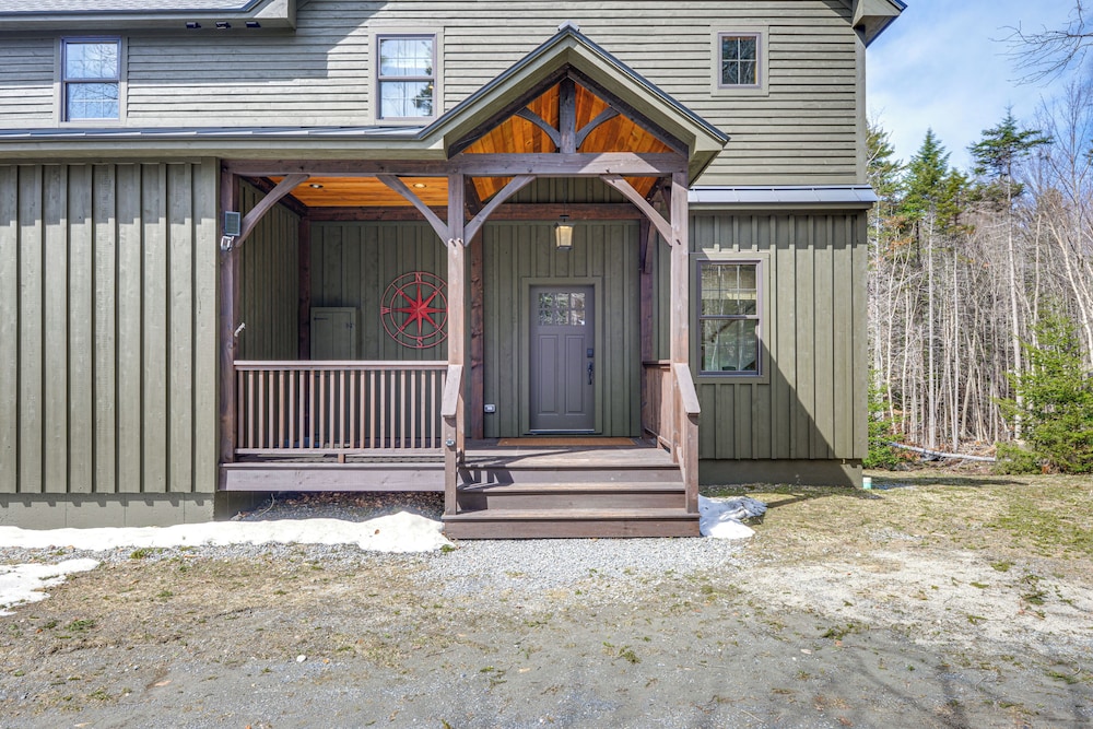 Deck & Fire Pit: All-season Wilmington Retreat