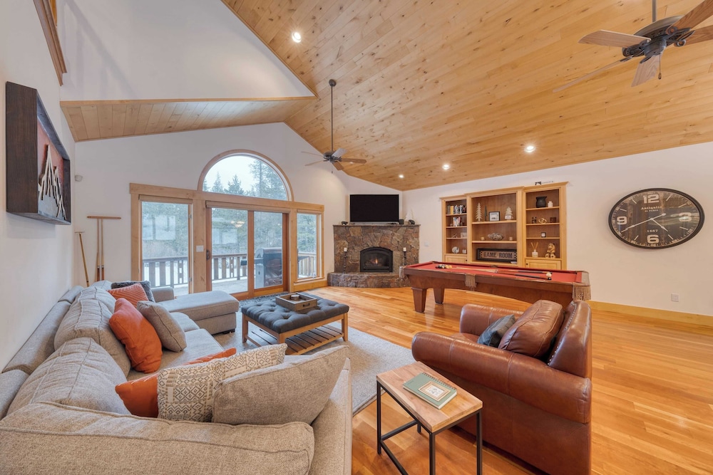 5 Mins to Ski Resort Ping Pong, Pool Table, Deck Donner Ridge by Avantstay