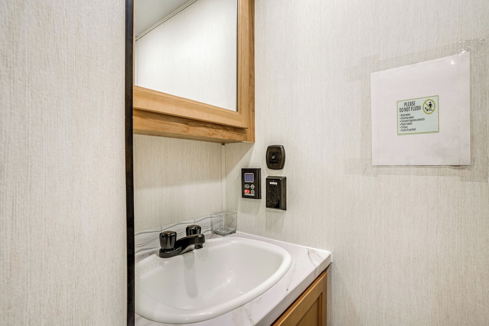 10 Mi to Leesylvania & River: Sleek Mobile Home