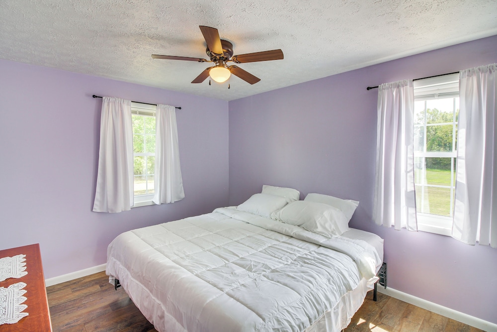 7 Mi to Barren River Lake: Quiet Getaway w/ Yard!