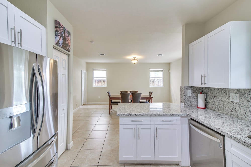 Yard w/ Lake View: Remote Working Hub in Homestead