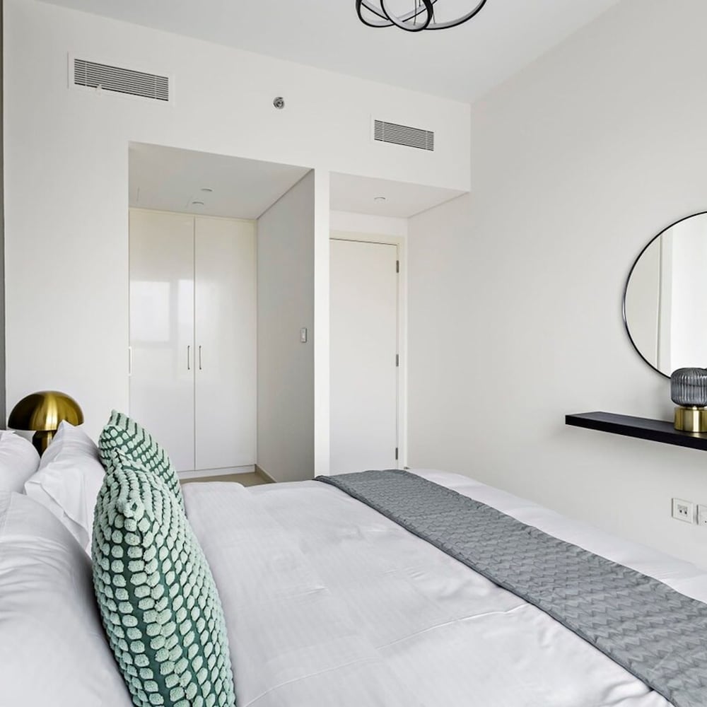 Silkhaus Modern Chic in New Tower Pool Gym