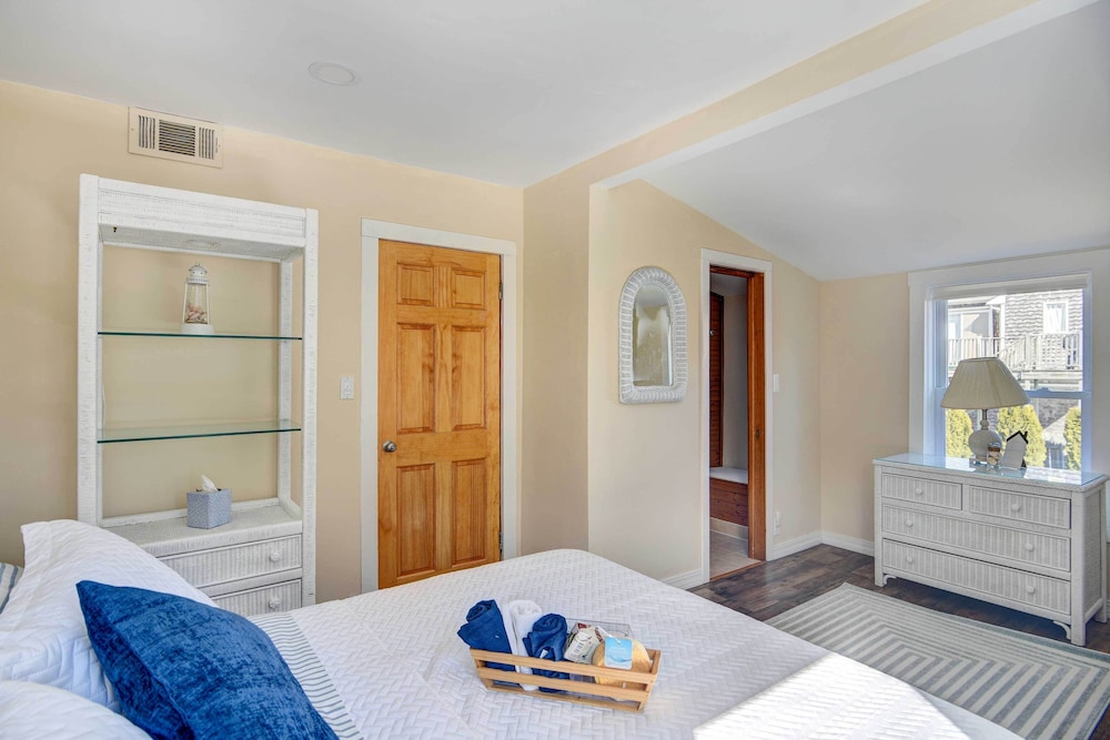 Beautiful Portsmouth Cottage By the Sea w/ Jacuzzi