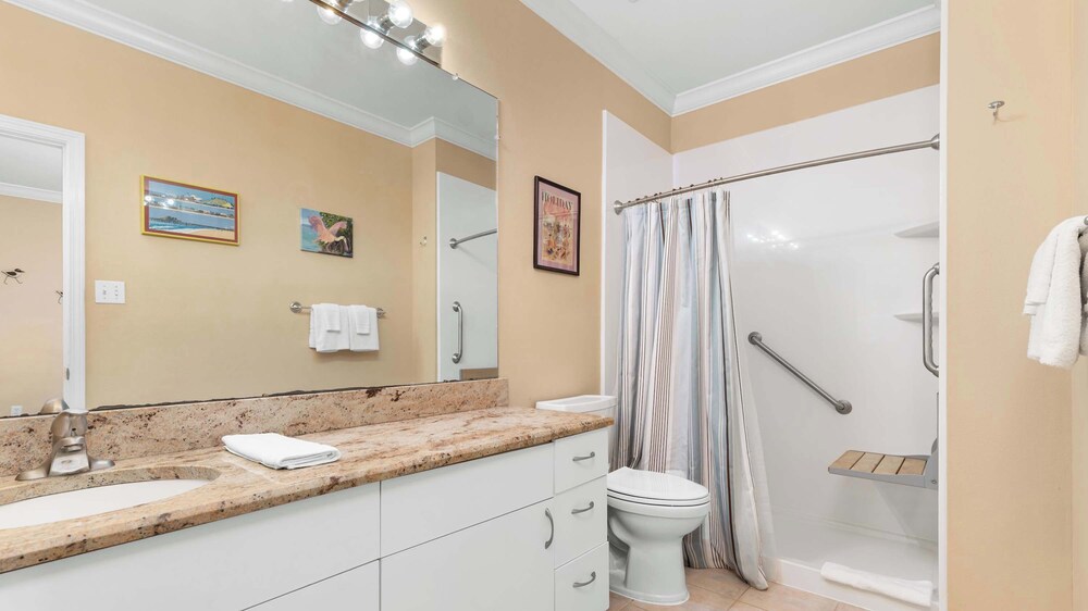 Cozy Family Home - Community Pool, Private Porch, 10-minute Walk to Beach
