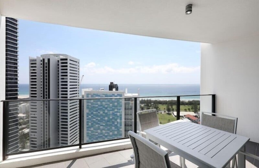 Sierra Broadbeach - Ocean View Apartment