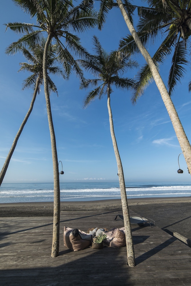 Absolute Beachfront Romantic Villa Laut