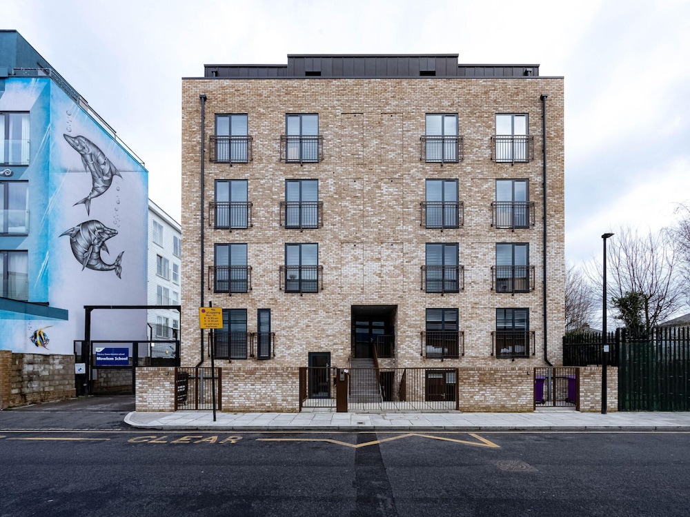 Broadway Market Beauty Three-bedroom by Sojo Stay