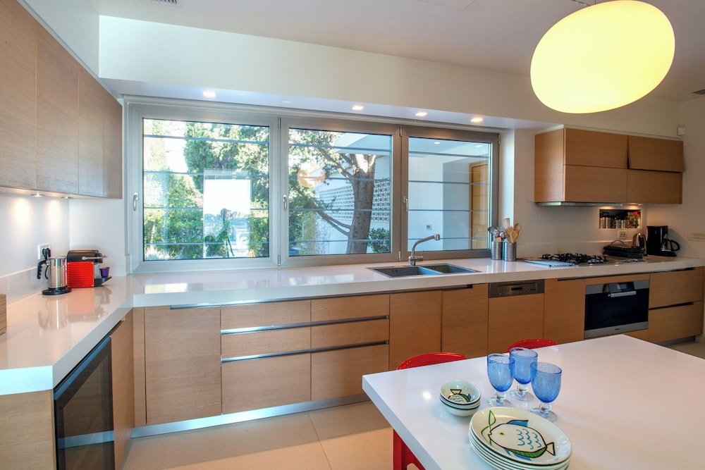 Paradise Beachfront Villa Athenian
