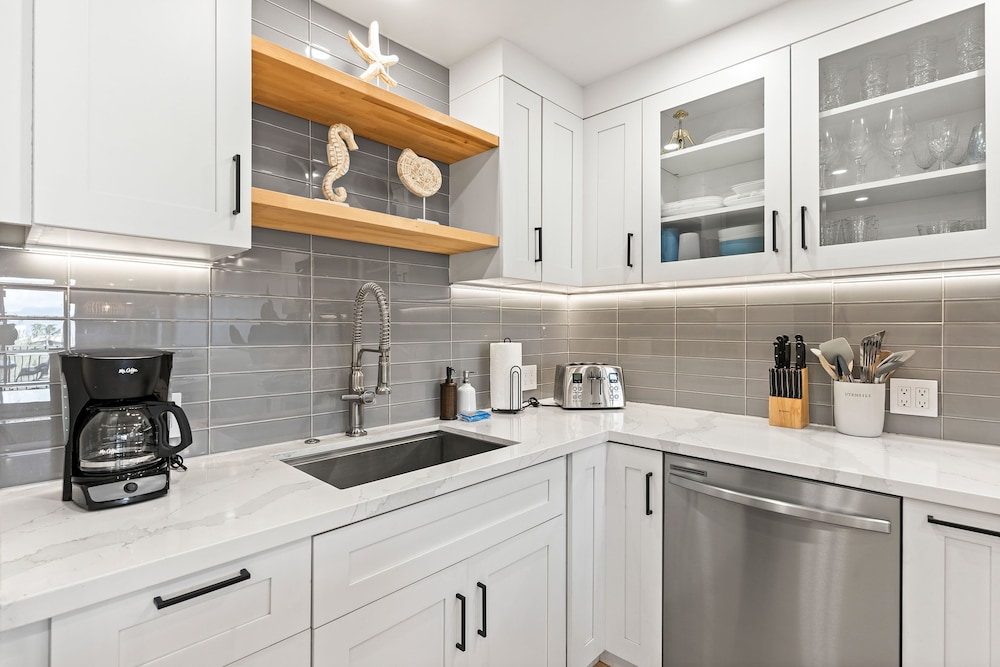 Summer Sale! Deluxe Modern Renovation, Split-ac, Kamaole Sands 4-411, Book Now!