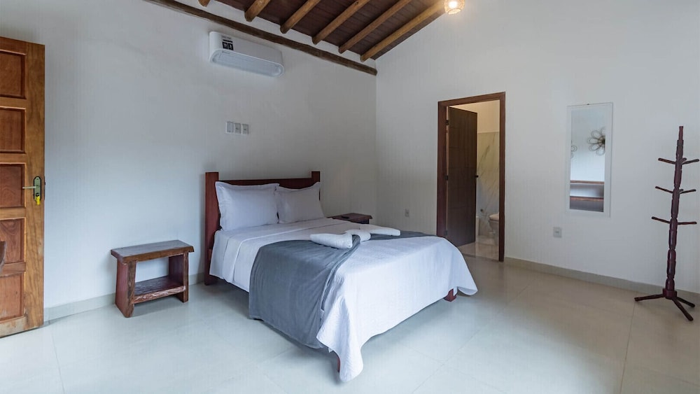 Casa Pet-friendly em Cond com Piscina e 5 Su tes