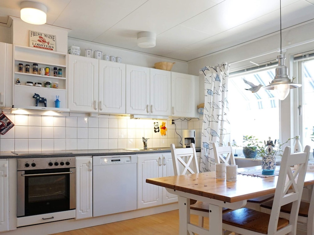 Cozy Family Cottage Near the Sea