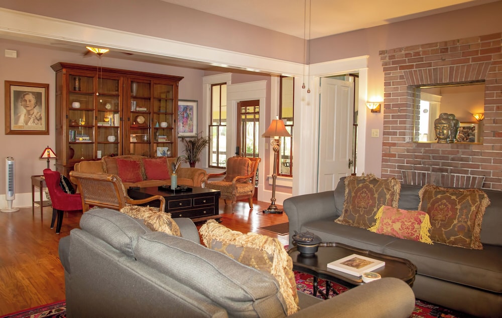 Oakland Manor House