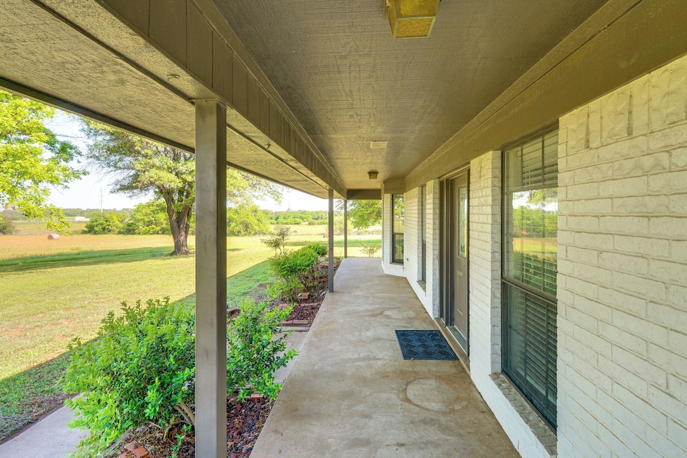 8 Mi to Lewisville Lake: Peaceful Countryside Home