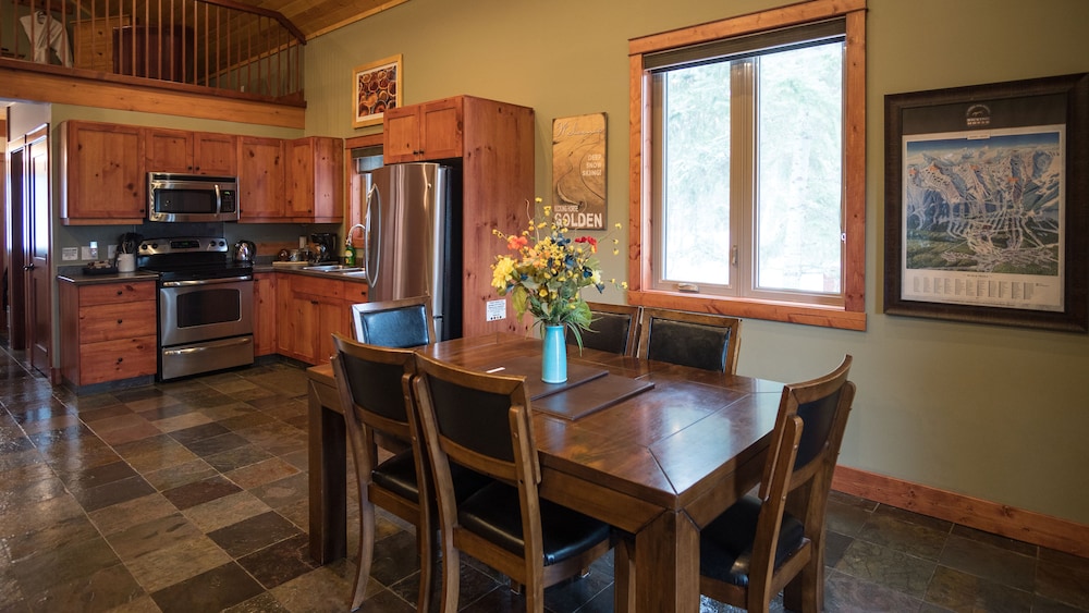 Cedar House Restaurant & Chalets