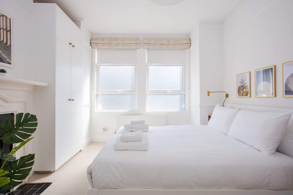 Stylish & Modern 3 Bed Flat in NW London With Garden