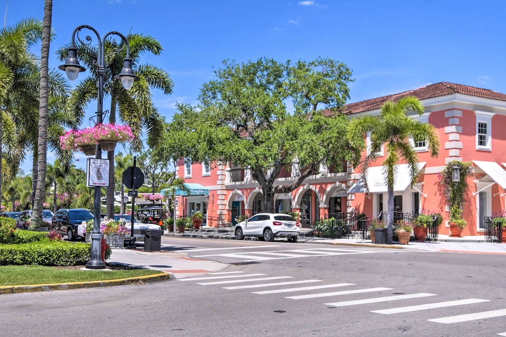 Family-friendly Home ~ 4 Mi to Naples Beach & Pier