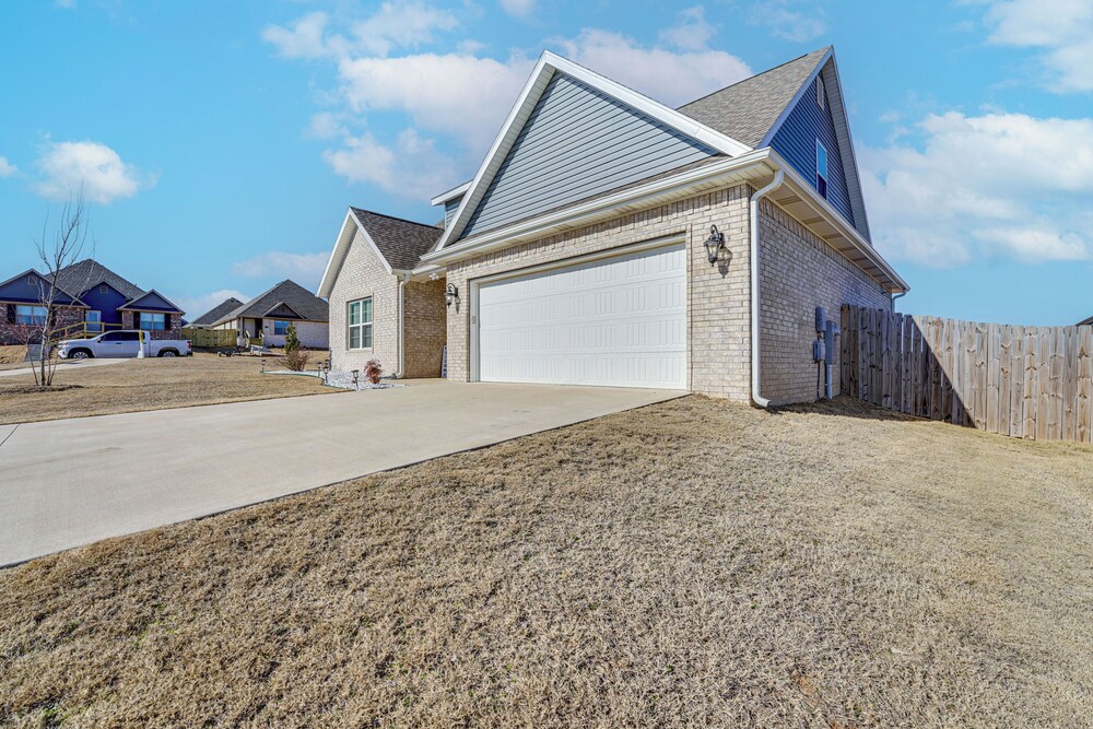 'home on the Hill' 8 Mi to Bentonville City Square