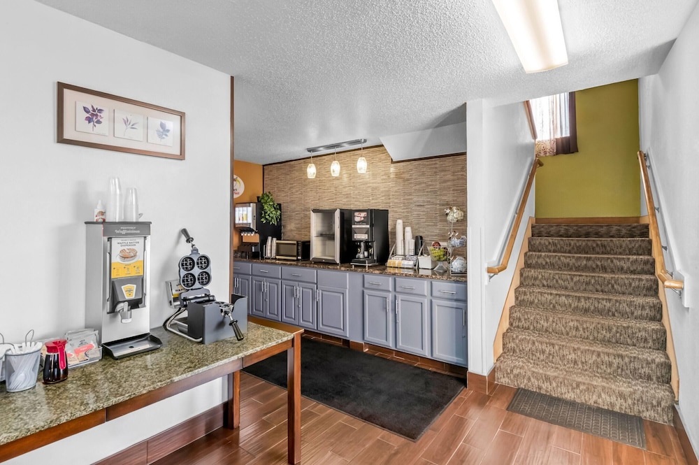 Super 8 by Wyndham Franklin view 4