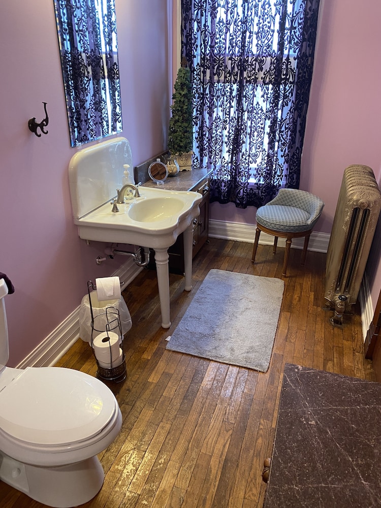 Vineyard Mansion & Carriage House Bed & Breakfast
